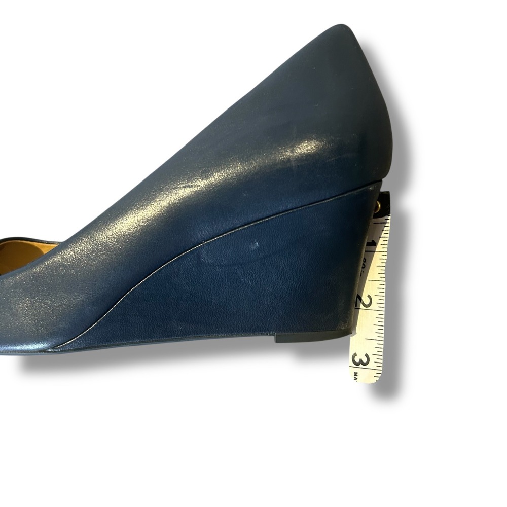 Tory Burch Sally Wedge Pumps Womens 8.5 Navy Blue Leather Gold Logo Medallion - Picture 10 of 10